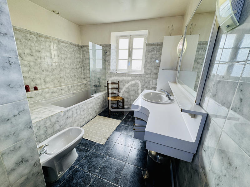 Maison - 276 m² - 8 pièces