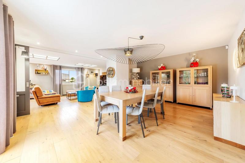 Maison - 305 m² - 8 pièces