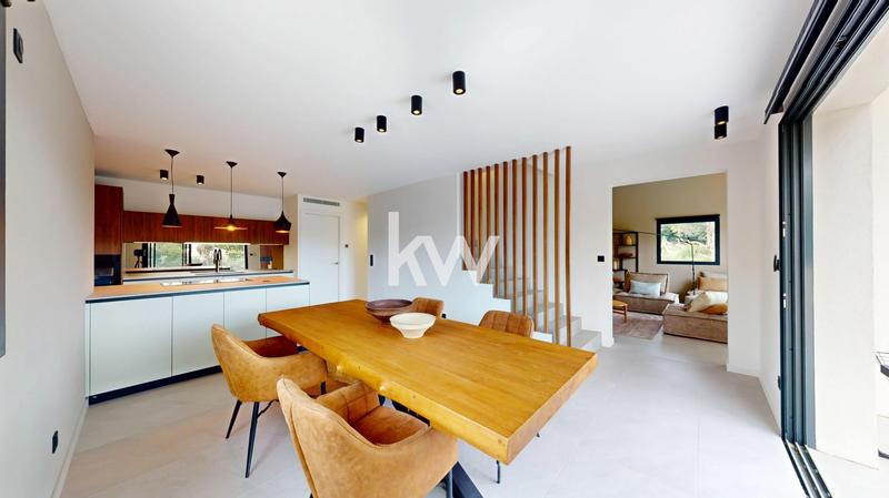 Maison - 208 m² - 6 pièces