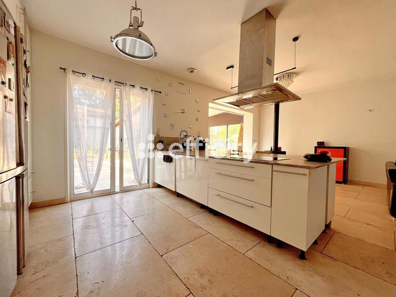 Maison - 230 m² - 7 pièces