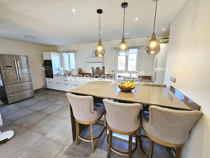 Maison - 220 m² - 9 pièces