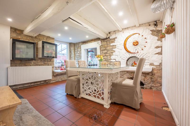 Maison - 238 m² - 8 pièces