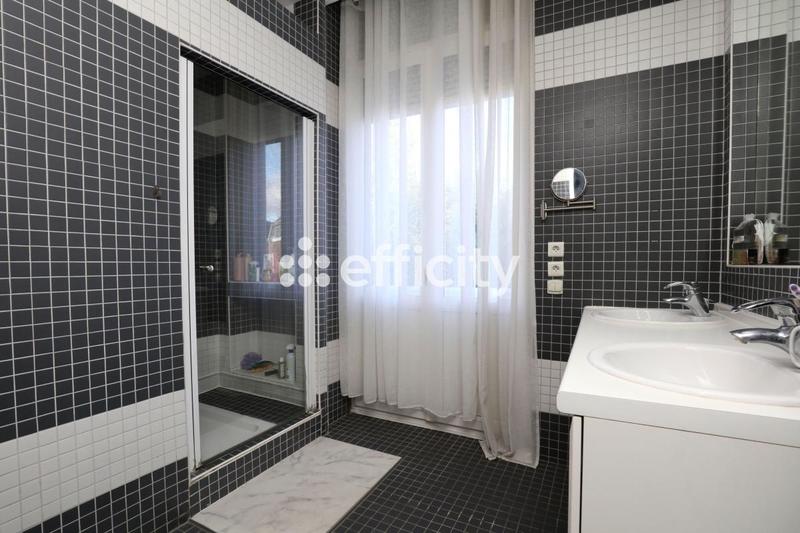 Maison - 200 m² - 7 pièces