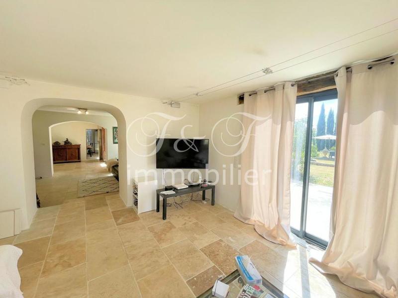 Propriété - 275 m² - 8 pièces