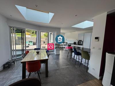 Maison - 223 m² - 10 pièces