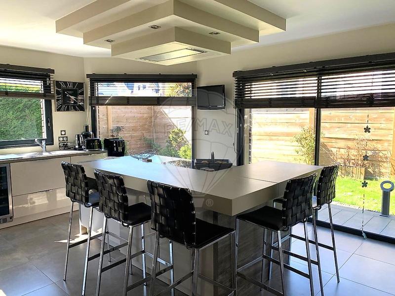 Maison - 225 m² - 10 pièces