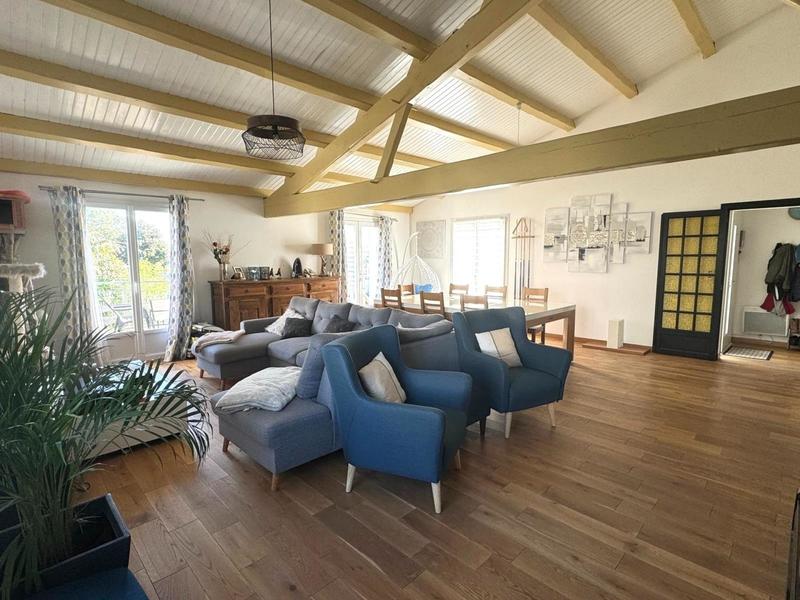 Maison - 219 m² - 9 pièces