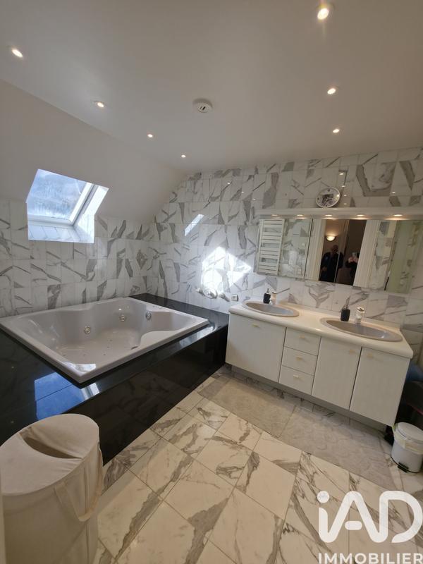 Maison - 222 m² - 7 pièces