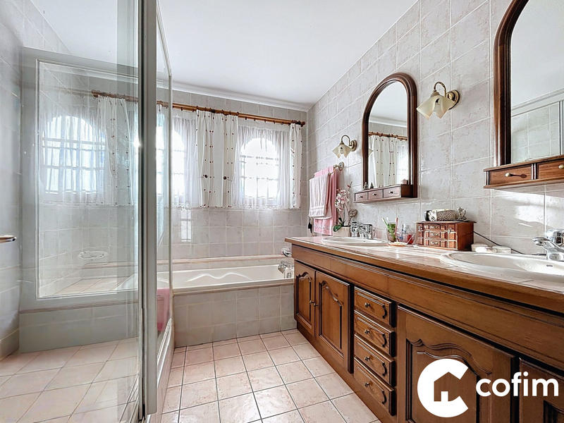 Maison - 258 m² - 12 pièces