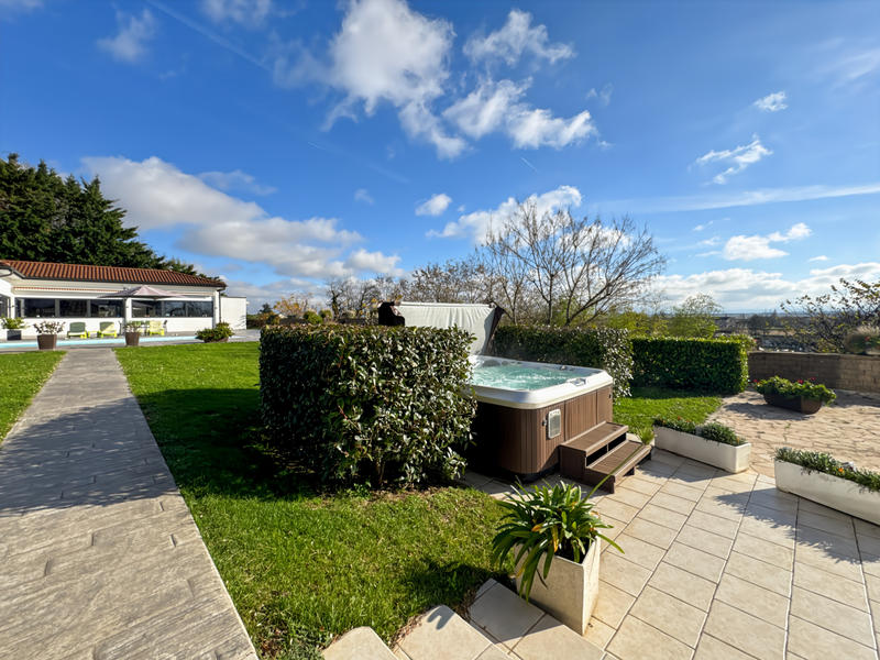 Maison - 350 m² - 10 pièces