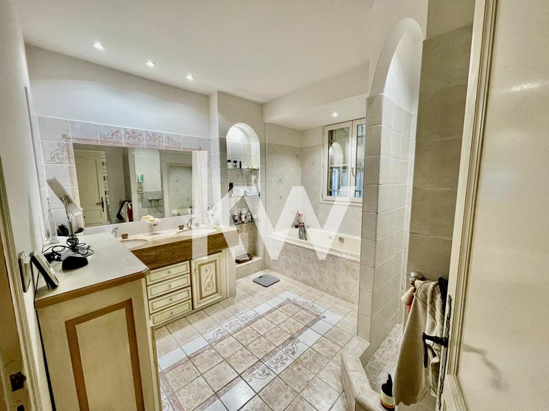 Maison - 222 m² - 6 pièces