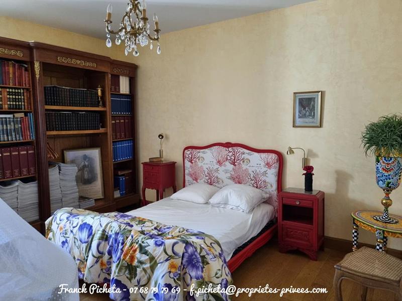 Demeure - 1 000 m² - 17 pièces