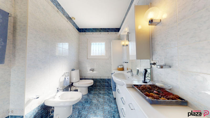 Maison - 202 m² - 8 pièces