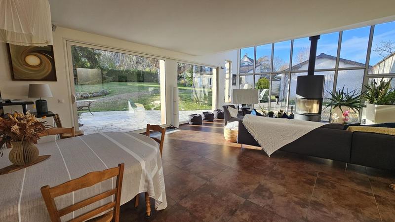 Maison - 232 m² - 11 pièces