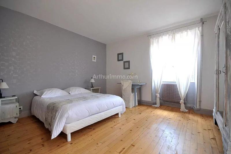 Maison - 742 m² - 12 pièces