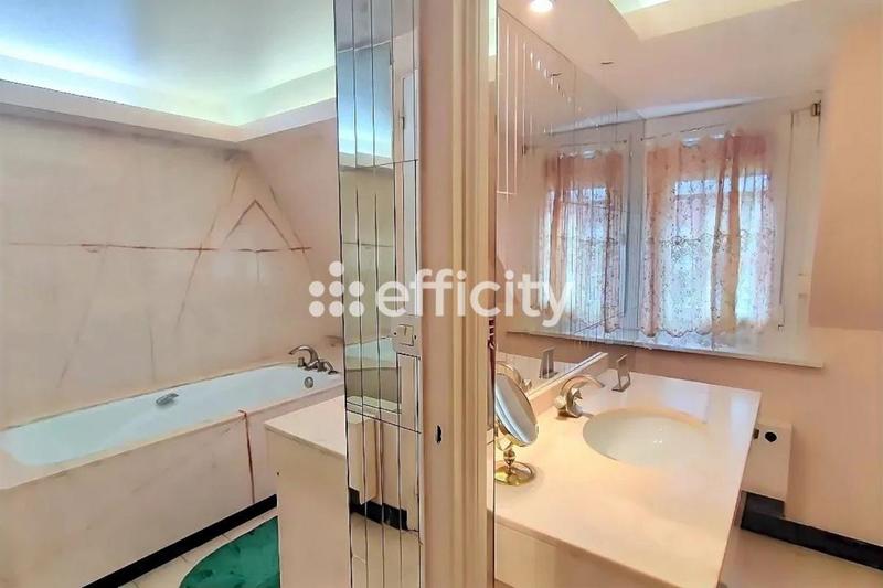 Propriété - 255 m² - 10 pièces