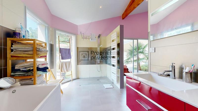 Maison - 250 m² - 6 pièces