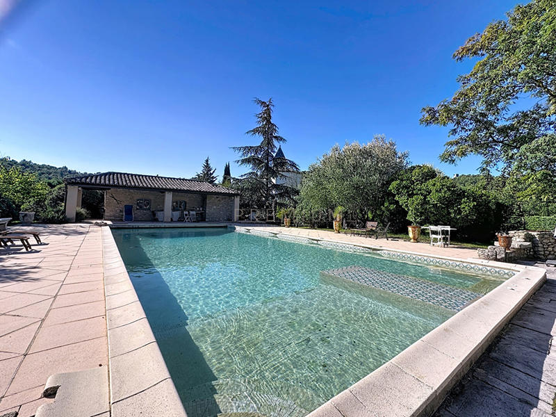 Maison - 331 m² - 9 pièces