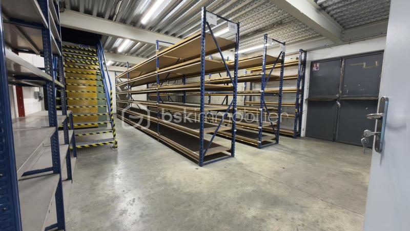 Local commercial - 1 500 m² - 20 pièces