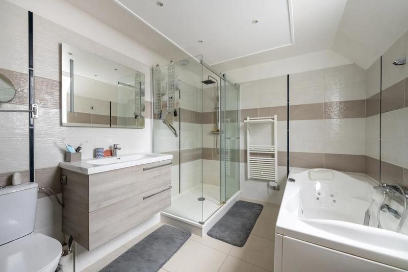 Maison - 142 m² - 9 pièces