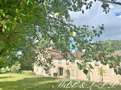 Maison - 467 m² - 16 pièces
