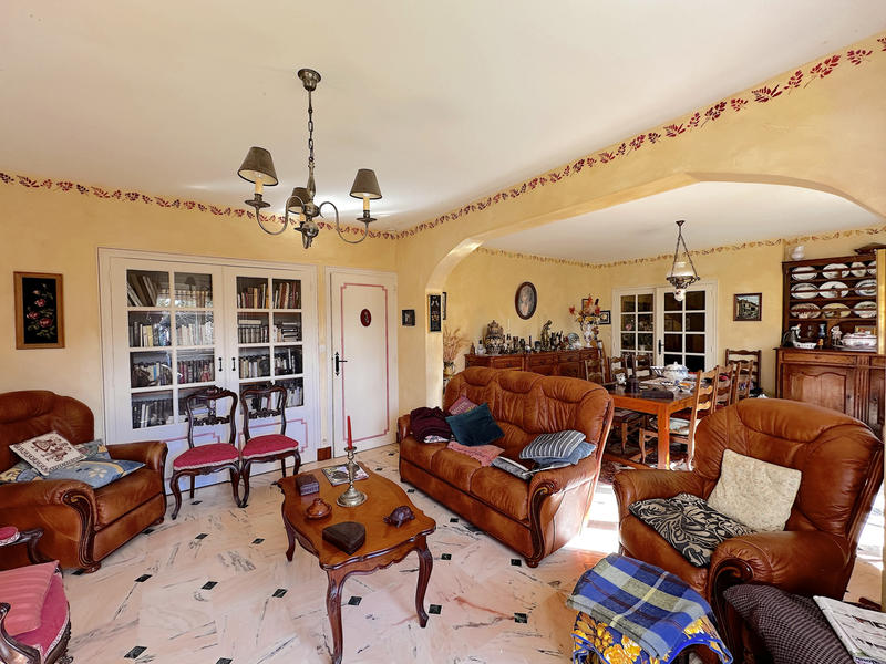 Maison - 260 m² - 8 pièces