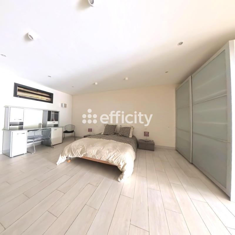 Maison - 335 m² - 9 pièces