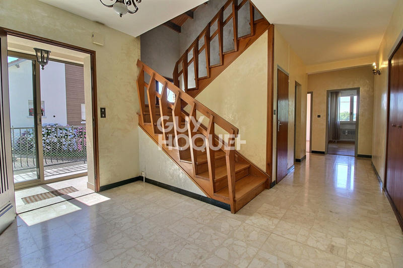 Maison - 218 m² - 9 pièces