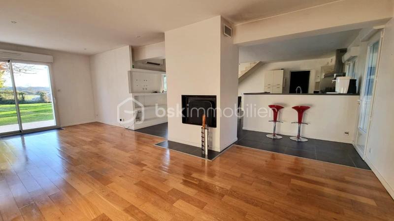 Maison traditionnelle - 180 m² - 5 pièces