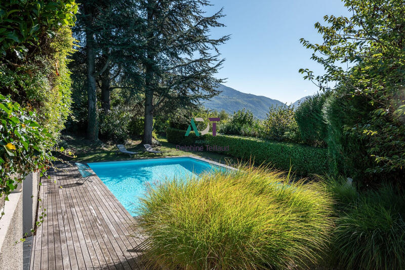 Maison - 220 m² - 8 pièces