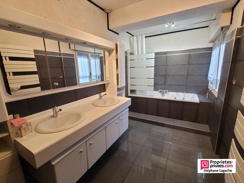 Maison - 255 m² - 8 pièces