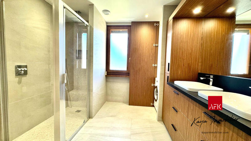 Maison - 235 m² - 7 pièces