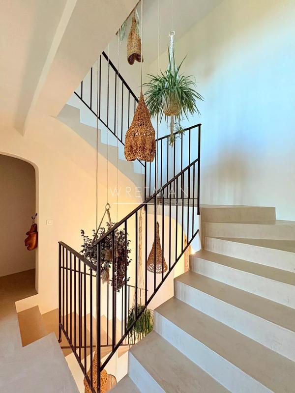 Maison - 240 m² - 8 pièces