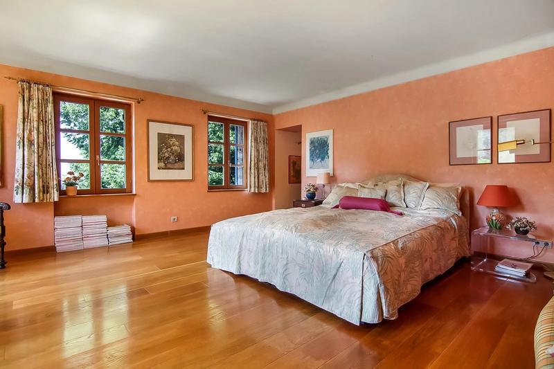 Maison - 260 m² - 11 pièces