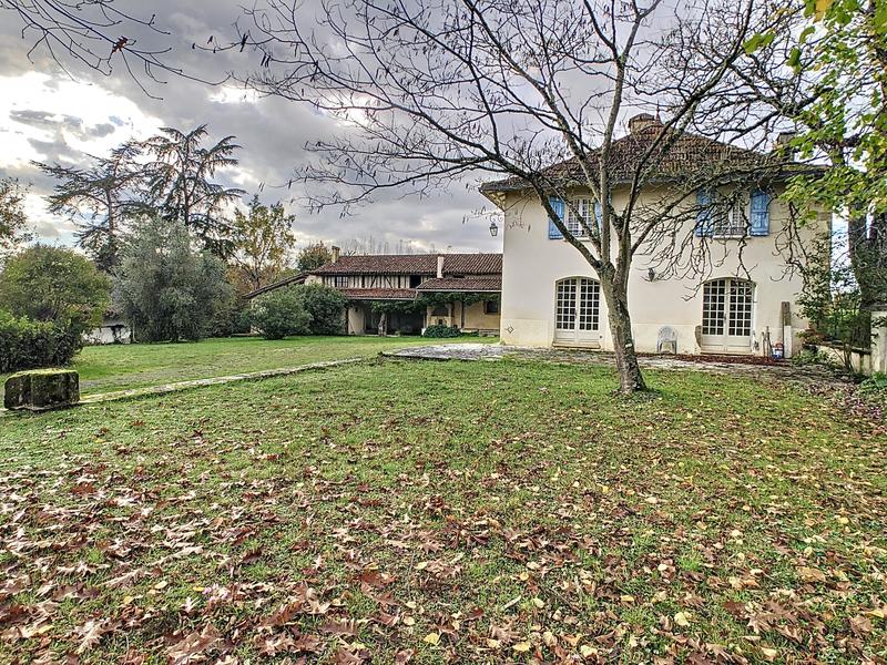 Maison - 460 m² - 13 pièces