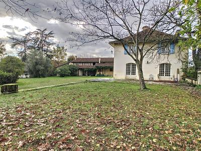 Maison - 460 m² - 13 pièces