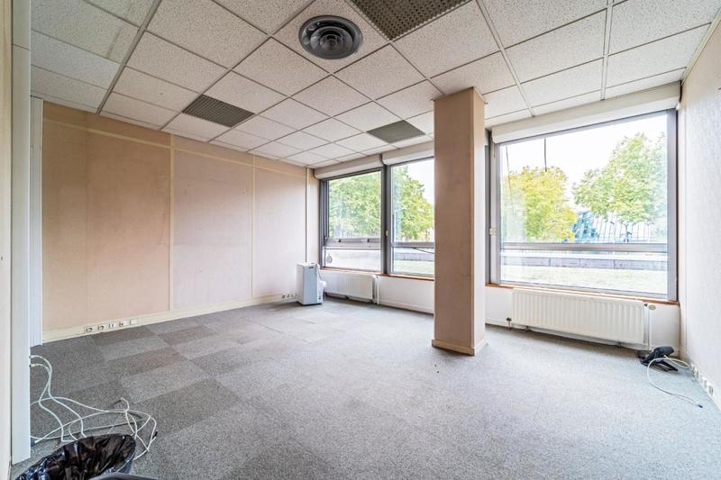 Bureau - 1 636 m²