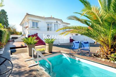 Maison - 213 m² - 8 pièces