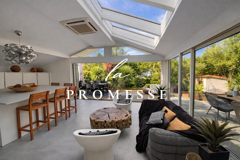 Villa - 301 m² - 9 pièces