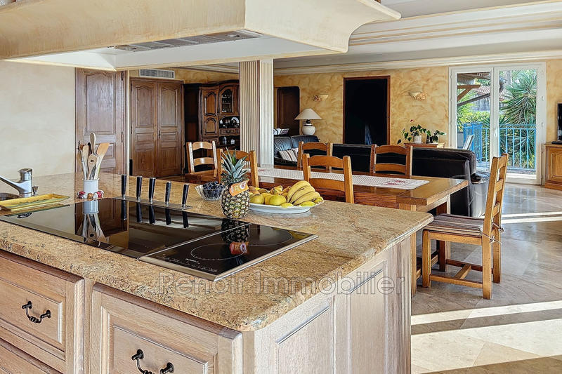 Maison - 240 m² - 8 pièces