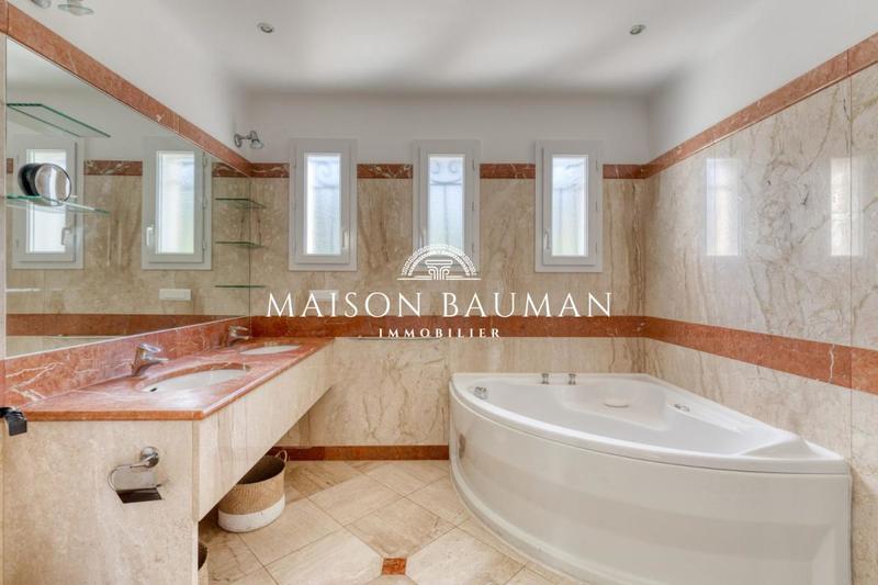 Villa - 212 m² - 9 pièces