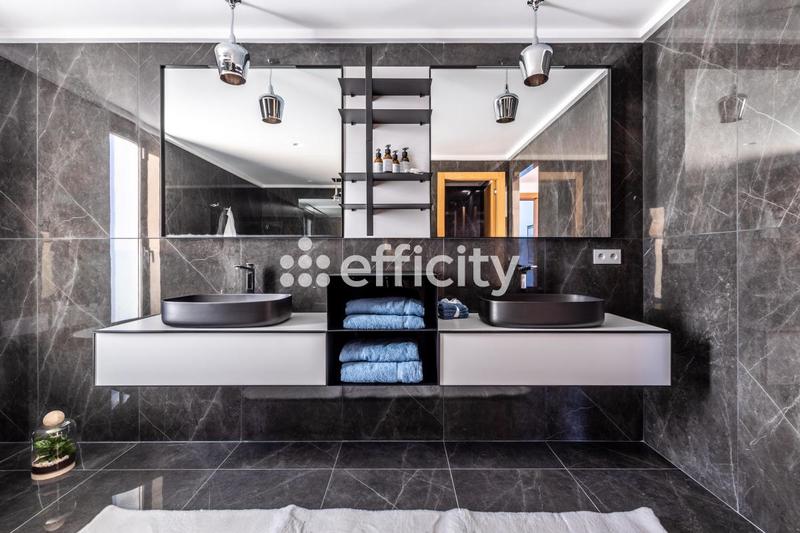 Maison - 860 m² - 14 pièces