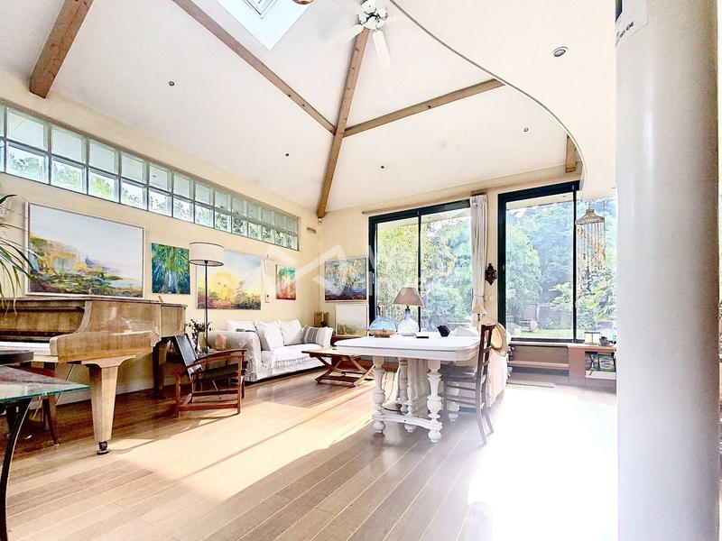 Maison - 247 m² - 11 pièces