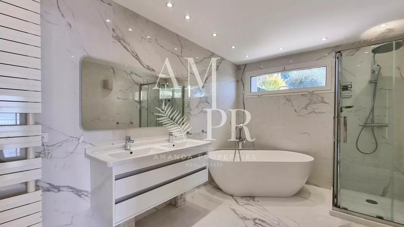 Villa - 239 m² - 6 pièces