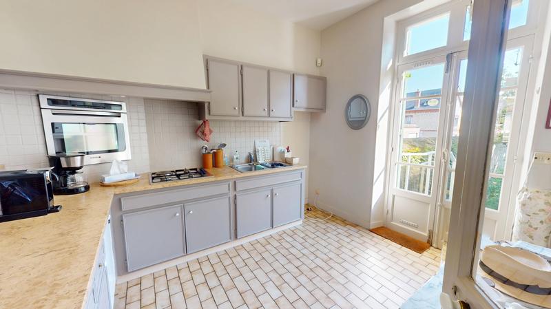 Maison - 201 m² - 7 pièces