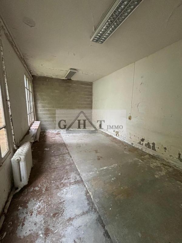 Entrepôt - 1 075 m²