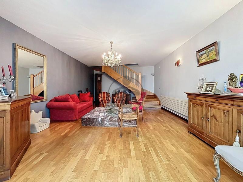 Maison - 213 m² - 7 pièces