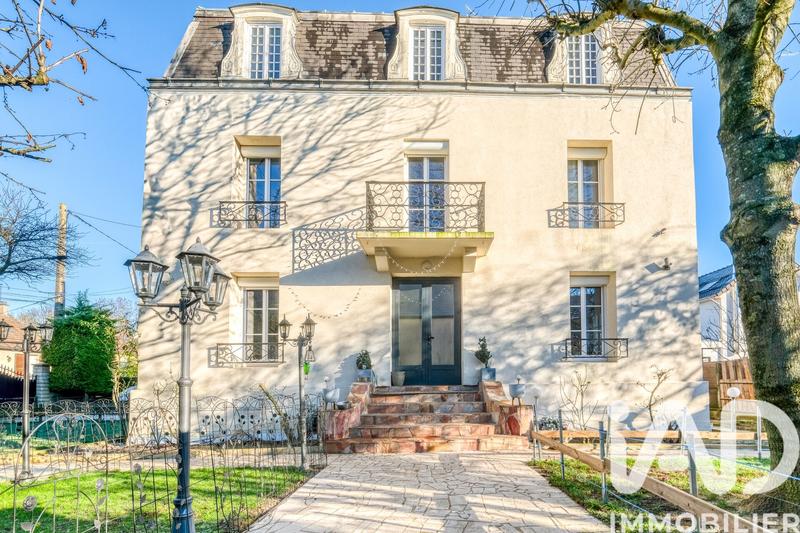 Maison - 218 m² - 9 pièces