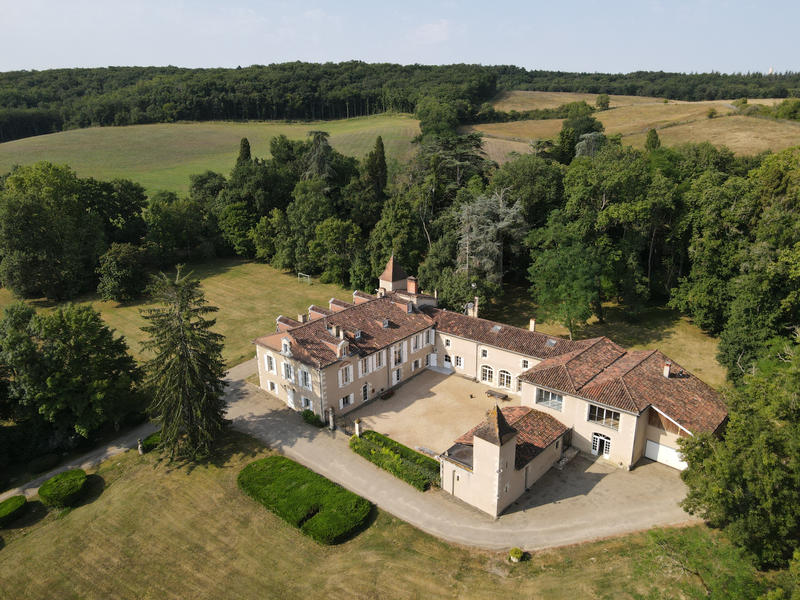 Propriété - 1 200 m² - 20 pièces