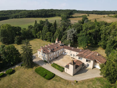 Propriété - 1 200 m² - 20 pièces